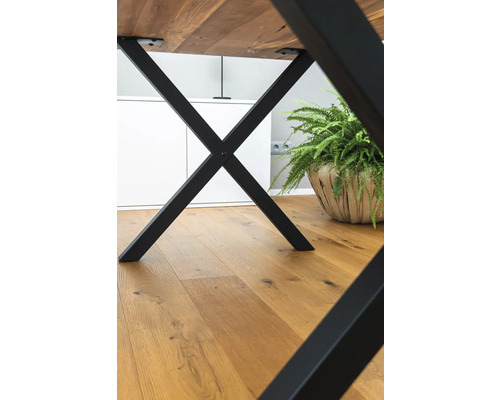 Tisch mit schwarzem Metallgestell und Holzboden