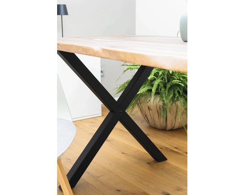 Detailansicht eines Holztisches mit schwarzem Metallgestell im Wohnzimmer