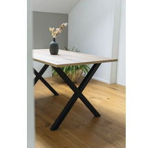 Esstisch mit Holzplatte und schwarzem Metallgestell im modernen Raum.