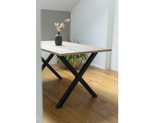 Esstisch mit Holzplatte und schwarzem Metallgestell im modernen Raum.