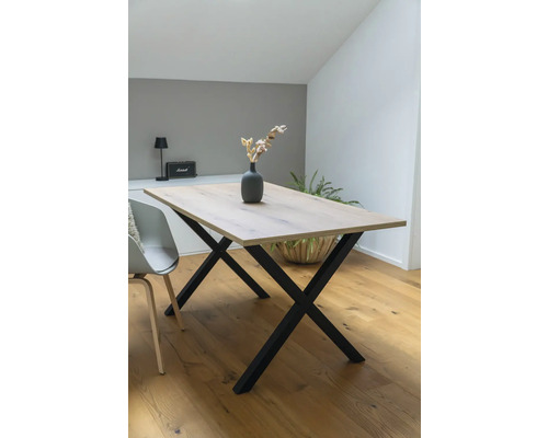 Esstisch mit Tischplatte aus Holz und schwarzem Metallgestell im modernen Wohnraum