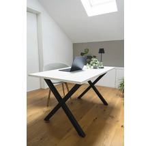 Arbeitszimmer mit weißem Schreibtisch und Laptop auf Holzboden