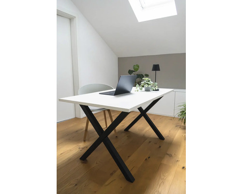 Arbeitszimmer mit weißem Schreibtisch und Laptop auf Holzboden