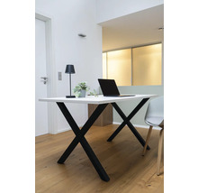 Arbeitsplatz mit Schreibtisch, Lampe und Laptop in einem hellen Raum