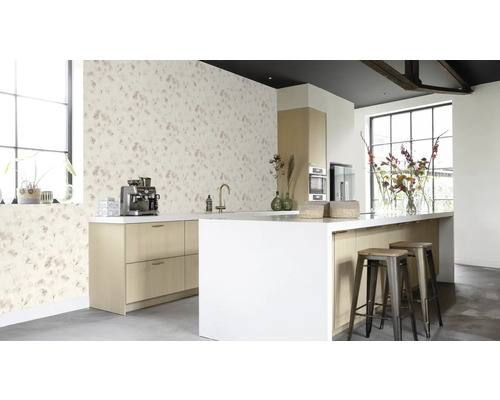 Heller Raum mit floral gemusterter Tapete, Küchenzeile und Barhockern