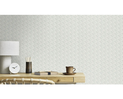 Nahaufnahme einer Arbeitsfläche mit floral gemusterter Tapete im Hintergrund.