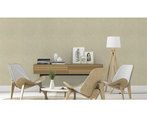 Wohnraumgestaltung mit Textiltapete, Kommode, Sesseln und Stehlampe