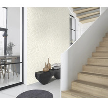 Heller Raum mit gemusterter Tapete, Holztreppe und Sitzbank