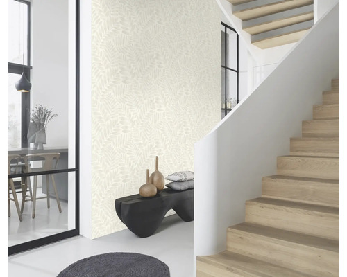 Heller Raum mit gemusterter Tapete, Holztreppe und Sitzbank