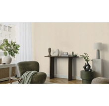 Wohnzimmer mit Sessel, Konsole, Beistelltisch und Dekoration für ein stilvolles Ambiente