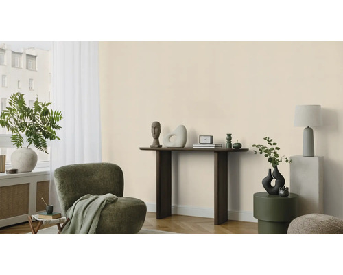 Wohnzimmer mit Sessel, Konsole, Beistelltisch und Dekoration für ein stilvolles Ambiente
