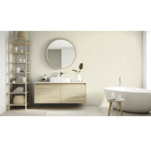 Helles Badezimmer mit Waschtisch, Spiegel, Badewanne und Holzregal für Handtücher und Badutensilien.