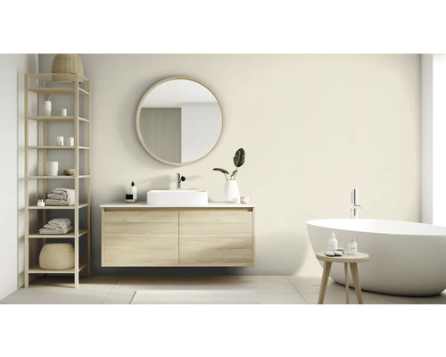 Helles Badezimmer mit Waschtisch, Spiegel, Badewanne und Holzregal für Handtücher und Badutensilien.