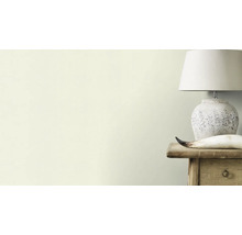 Wandgestaltung mit Lampe und Dekoration auf einem Holzschrank