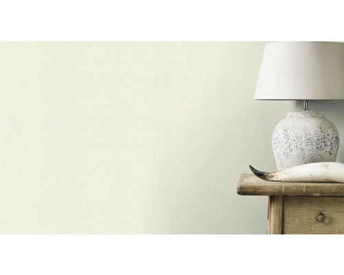 Wandgestaltung mit Lampe und Dekoration auf einem Holzschrank