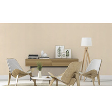 Wohnzimmer mit Holzsesseln, Anrichte und Stehlampe für eine helle und einladende Atmosphäre.