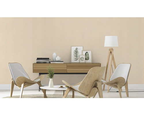 Wohnzimmer mit Holzsesseln, Anrichte und Stehlampe für eine helle und einladende Atmosphäre.