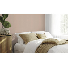 Schlafzimmer mit Bett, Nachttisch und Wandfarbe