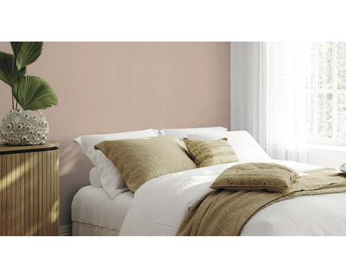Schlafzimmer mit Bett, Nachttisch und Wandfarbe
