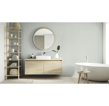 Modernes Badezimmer mit Waschtisch, Spiegel, Regal und Badewanne.