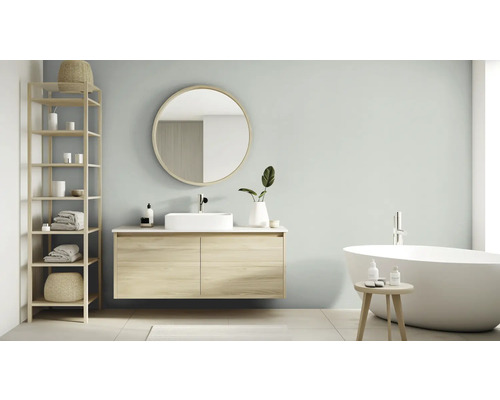 Modernes Badezimmer mit Waschtisch, Spiegel, Regal und Badewanne.