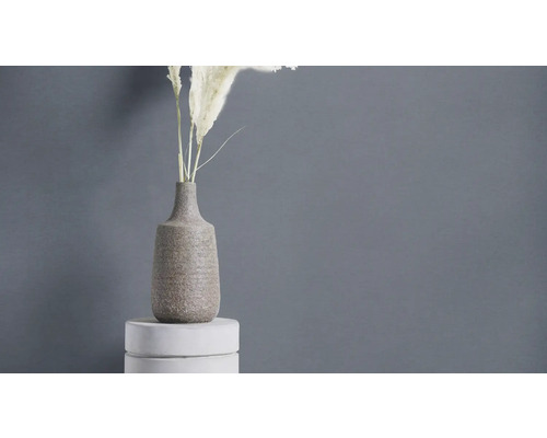 Dekorative Vase mit Pflanzen auf Podest