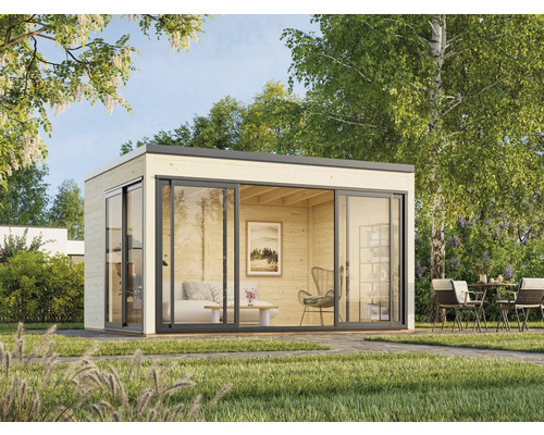 Modernes Gartenhaus mit Schiebetüren und Gartenmöbeln auf Rasenfläche