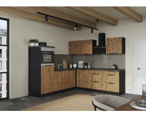 Moderne Küche mit Holzfronten, Arbeitsplatte und Hängelampen