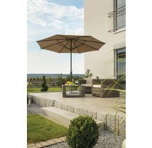 Gartenszene mit Sonnenschirm, Tisch und Rattansesseln auf einer Steinterrasse.