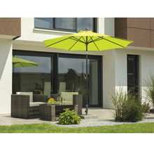 Szene mit Gartensitzgruppe unter einem Sonnenschirm auf einer Terrasse vor einem Haus.