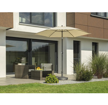 Gartenszene mit Sonnenschirm, Sitzgruppe und Hausfassade