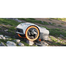 Rasenmähroboter auf unebenem Gelände mit Steinen
