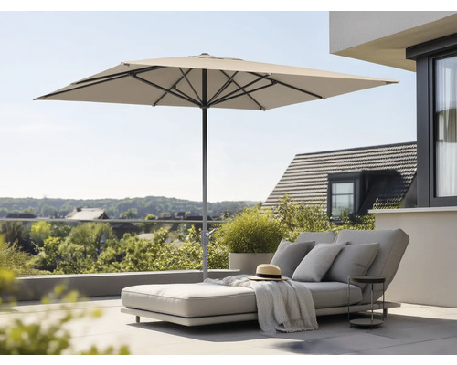 Quadratischer Sonnenschirm über einer Outdoor-Liege mit Kissen und Beistelltisch auf einer Terrasse