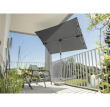 Quadratischer Sonnenschirm auf einem Balkon mit Stuhl und Pflanzen