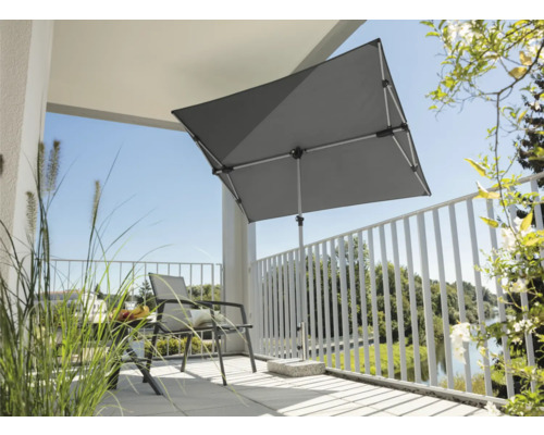 Quadratischer Sonnenschirm auf einem Balkon mit Stuhl und Pflanzen