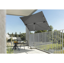 Balkonszene mit einem rechteckigen Sonnenschirm, Tisch und Stuhl für den Außenbereich.