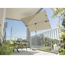 Quadratischer Sonnenschirm auf einem sonnigen Balkon mit Stuhl