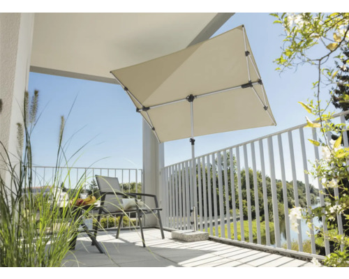 Quadratischer Sonnenschirm auf einem sonnigen Balkon mit Stuhl