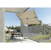 Quadratischer Sonnenschirm auf einer Terrasse mit Tisch und Stuhl
