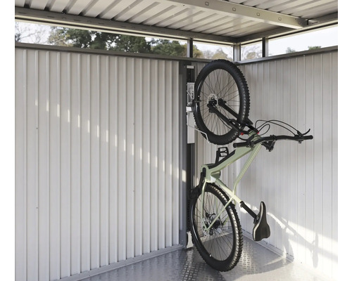 Fahrrad an einer Fahrradaufhängung in einem Fahrradunterstand