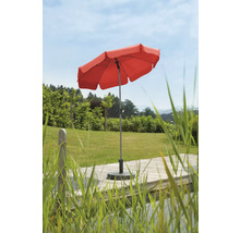 Roter Sonnenschirm auf einer Terrasse im Garten