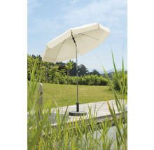 Gartenszene mit einem Sonnenschirm