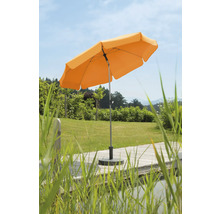 Geöffneter Gartenschirm auf einer Holzterrasse