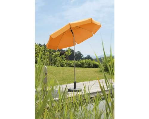 Geöffneter Gartenschirm auf einer Holzterrasse