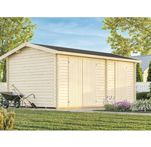 Großes Holzgartenhaus mit drei Türen und Gartengeräten im Vorgarten