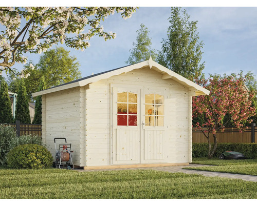 Garten Szene mit Holzgartenhaus, Rasenmäher und Gartenschlauchwagen.