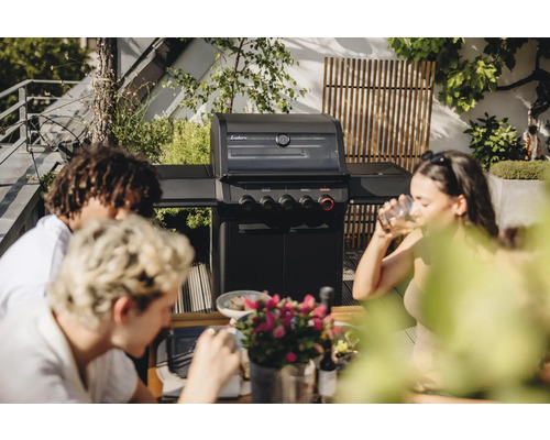 Gasgrill mit Personen im Garten
