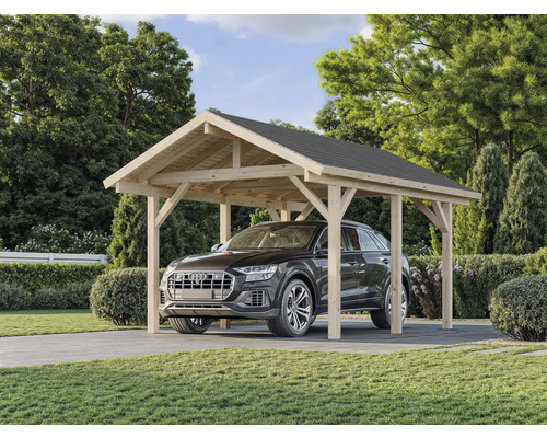 Ein Carport aus Holz mit einem darunter geparkten Auto vor einem grünen Garten