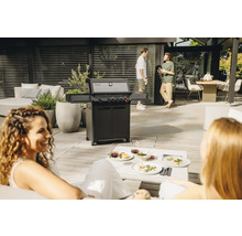 Draußenbereich mit Gasgrill, Sitzgelegenheiten und Menschen