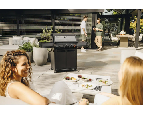 Draußenbereich mit Gasgrill, Sitzgelegenheiten und Menschen